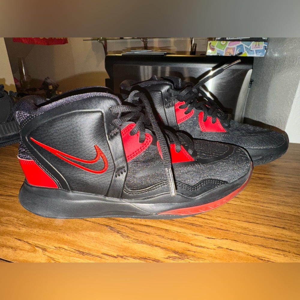 Boys Kyrie 8 Basketball shoes